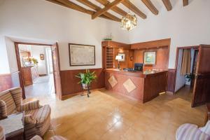 Кухня или мини-кухня в Hostal Sa Baronia
