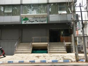 un edificio con escaleras y un cartel en él en Banyan Tree Comforts Mysore, en Mysore