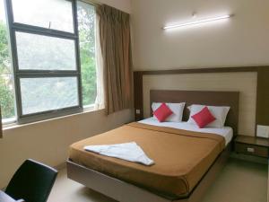 Ένα ή περισσότερα κρεβάτια σε δωμάτιο στο Banyan Tree Comforts Mysore