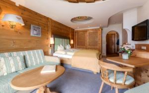 TV a/nebo společenská místnost v ubytování Hotel Garni Serfauserhof