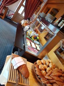 Makanan di atau di tempat lain dekat penginapan