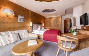TV a/nebo společenská místnost v ubytování Hotel Garni Serfauserhof