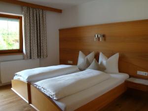 een slaapkamer met twee bedden en een raam bij Apart La Stella in Kappl