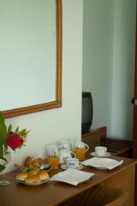 a table with a plate of food and a mirror at Hotel Eden in San Domino