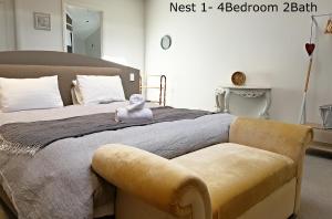A bed or beds in a room at Crowes Nest Apartments