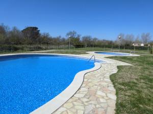 埃斯塔蒂特的住宿－Casa Mas Pinell 7 - inmoestartit，蓝色公园中的游泳池