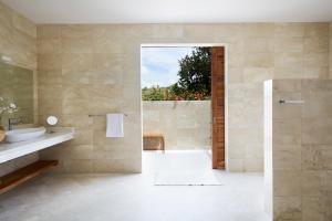Ένα μπάνιο στο Villa Selalu Gili Gede +64 φωτογραφίες