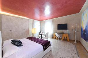 a bedroom with a large bed with a red ceiling at Amor Mio B&B in Venice