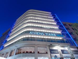 アテネにあるAthens Tiare by Mage Hotelsの阿智を読む看板のある建物