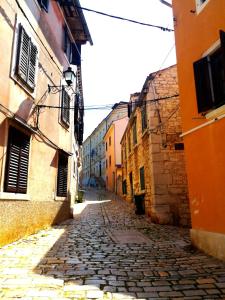 an old cobblestone street in an alley with buildings at La Calletta in Rovinj