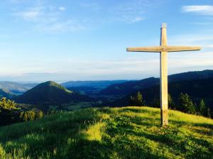 a wooden cross on top of a hill at Gasthof Hirschen in Sibratsgfäll