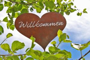 Una señal de corazón con la palabra willushima en Pension Christophorus Hotel Garni, en Partenen