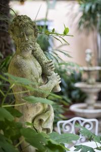 una estatua de una mujer sentada en un jardín en Hotel Bel Sito e Berlino, en Venecia