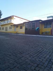 a cobblestone street in front of a building at Pousada Casarrara in Itaberaba