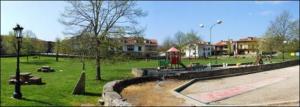 un parc avec une aire de jeux dotée d'une fontaine et d'une boucherie pour le feu dans l'établissement Hotel Los Hidalgos, à Santillana del Mar