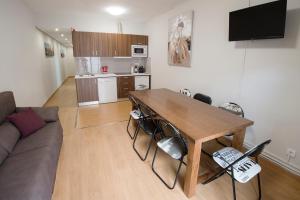 cocina y sala de estar con mesa y sofá en Laurel 12, en Logroño