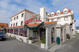 a building with a sign on the side of a street at Hotel Restaurante Glasgow in Villadesuso