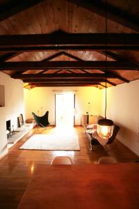 een woonkamer met een bank en een tapijt bij Cozy apartment in the green in Locarno