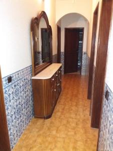 baño con espejo y tocador de madera en Alojamento das Laranjeiras, en Fernao Ferro 42 fotos más