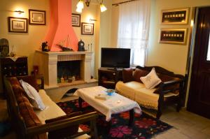 uma sala de estar com um sofá e uma lareira em Captain's House em Meganisi