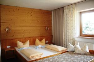 Postel nebo postele na pokoji v ubytování Landhaus Chalet Rosenrot