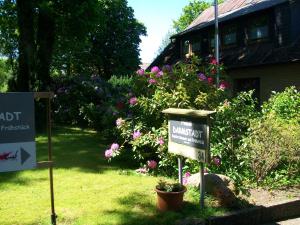 a sign in front of a garden with flowers at Haus Darmstadt in Ankelohe