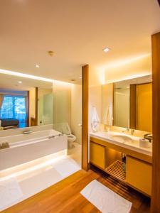 ein Badezimmer mit einer Badewanne und einem großen Spiegel in der Unterkunft Beachfront luxury 2 bdr apartment by InDreams, Naithon Beach (говорим по русски) in Nai Thon Beach