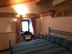 Schlafzimmer mit einem Bett und einem Fenster in der Unterkunft Casa Laura in Castel del Monte