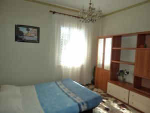 Schlafzimmer mit einem Bett und einem Fenster in der Unterkunft A cà du Piero in Albisola Superiore