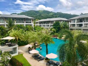 einen Luftblick auf einen Pool mit Palmen des Resorts in der Unterkunft Beachfront luxury 2 bdr apartment by InDreams, Naithon Beach (говорим по русски) in Nai Thon Beach