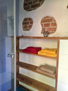 ein Badezimmer mit Holzregalen und Handtüchern darauf in der Unterkunft Fachwerkhaus 4 Birken in Rumpshagen