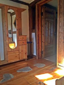 ein Wohnzimmer mit Holzböden und einer Holztür in der Unterkunft Fachwerkhaus 4 Birken in Rumpshagen