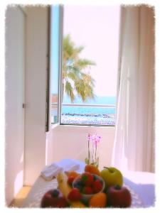 stół z owocami i widokiem na ocean w obiekcie Sanremo Luxury Suites w San Remo