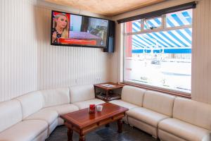 uma sala de estar com um sofá e uma televisão em Pension Restaurante Cantábrico em Cariño