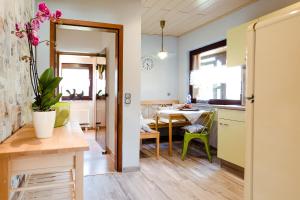eine Küche mit einem Tisch und einem Esszimmer in der Unterkunft Ferienhaus am Bergeshang in Blankenburg