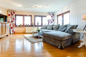 sala de estar con sofá y mesa en Ferienhaus am Bergeshang en Blankenburg