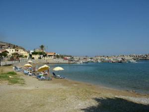 - une plage avec des chaises et des parasols sur l'eau dans l'établissement Kiveli, à Milatos
