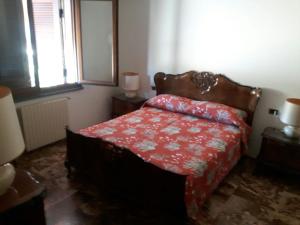 カルボニフェラにあるVilla Olgaのベッドルーム1室(赤い毛布付きのベッド1台付)