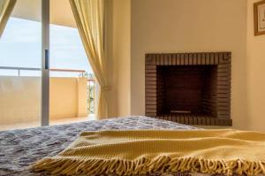 CabopinoにあるSunny beach flatのベッドルーム(ベッド1台、暖炉付)