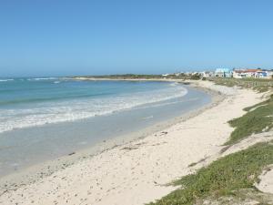 una vista de la playa desde un acantilado en House of 2 Oceans, en Agulhas