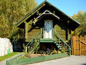 Cabaña de madera con ventana y valla en Gluhoman, en Poltava