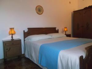 a bedroom with a large bed and two lamps at Relax Sui Monti Dauni in Castelluccio Valmaggiore