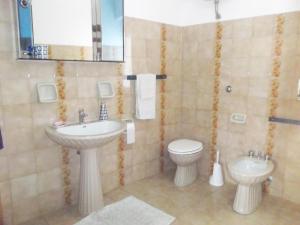 a bathroom with a sink and a toilet at Relax Sui Monti Dauni in Castelluccio Valmaggiore