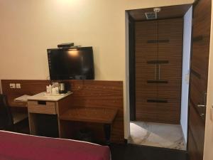 TV a/nebo společenská místnost v ubytování Hotel Ivory 32