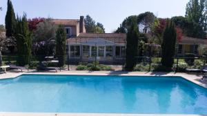 Bazén v ubytování SOWELL HOTELS Domaine de la Petite Isle nebo v jeho okolí