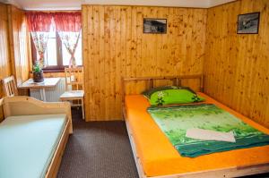 Voodi või voodid majutusasutuse Pension Alex toas