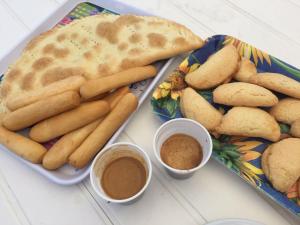 una mesa con dos platos de comida con pan y salsas en Mulino del Mare, en Saludecio