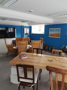 Habitación con mesa de madera y sillas. en ankerplatz-Hotel garni en Wilhelmshaven