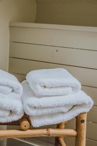 une pile de serviettes blanches assises sur un portant dans l'établissement Sparhof, à Dranoutre