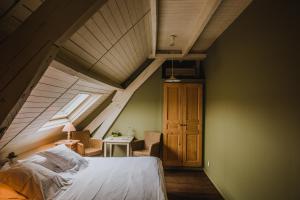 una camera con letto e soffitto in legno di Sparhof a Dranouter